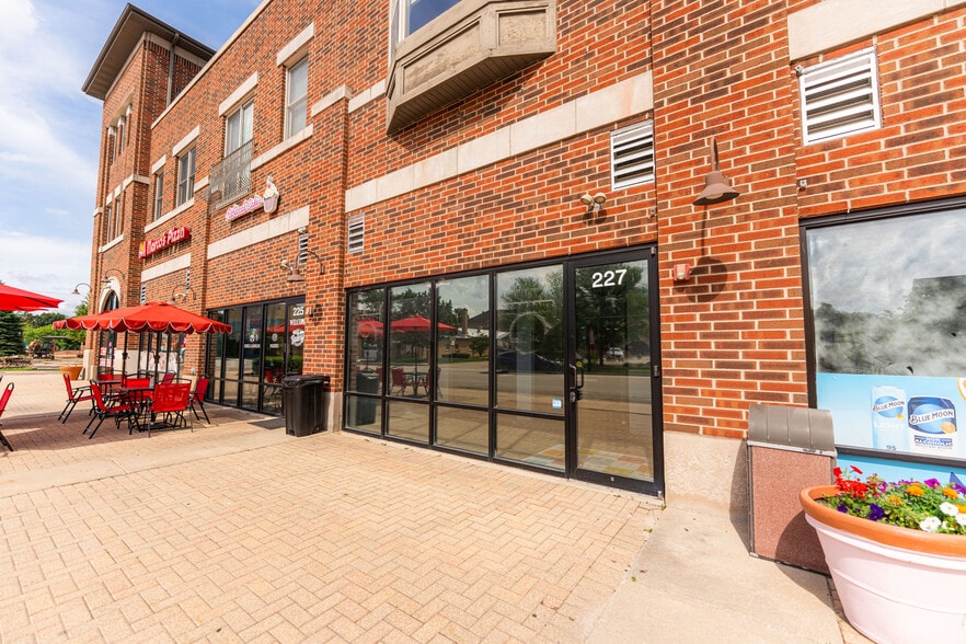 241 S Main St, Bartlett, IL à louer - Photo de l’immeuble – Image 3 sur 19