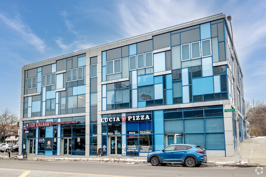 215-15 Northern Blvd, Bayside, NY à louer - Photo principale – Image 2 sur 107