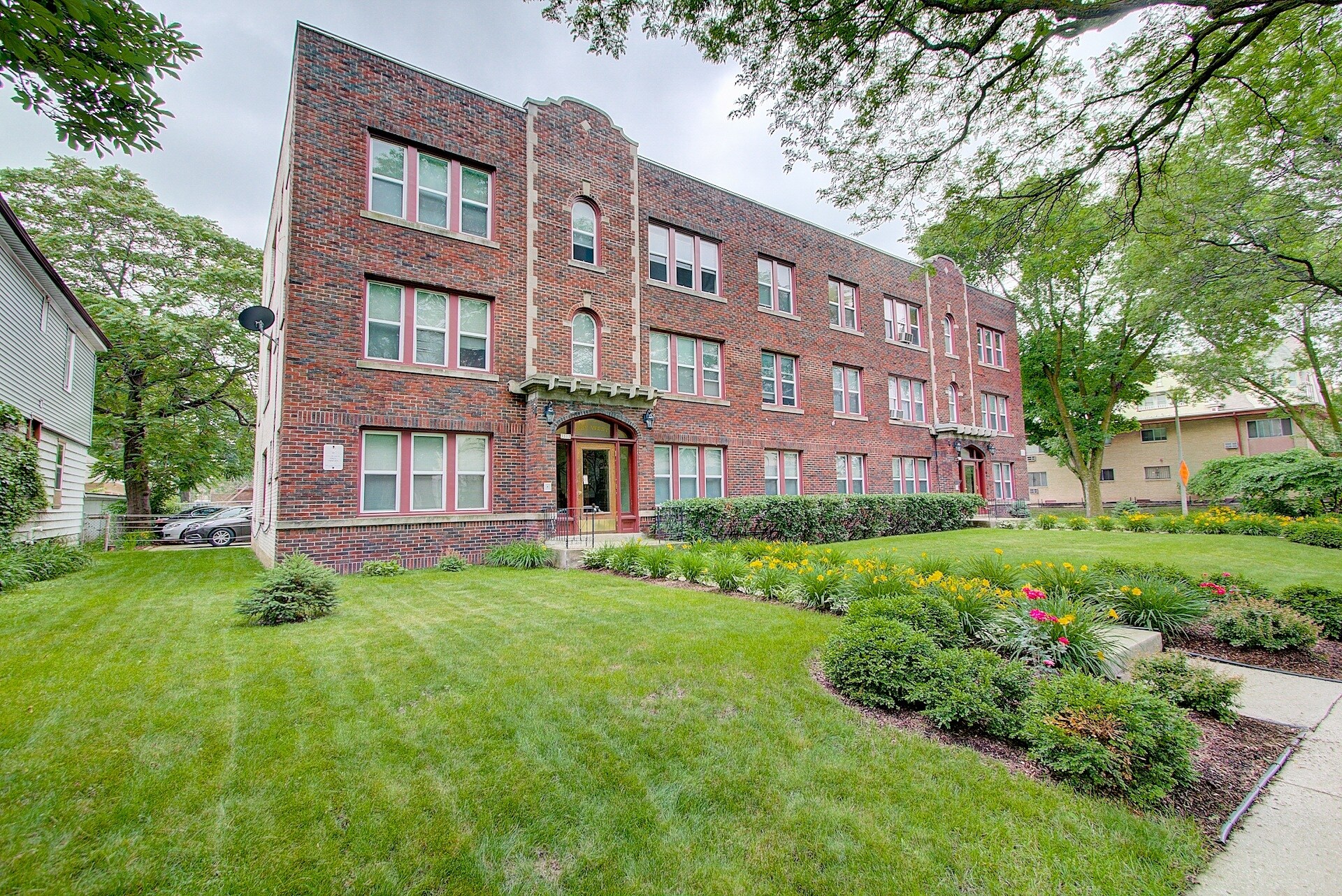 3313-3319 W Wells St, Milwaukee, WI à vendre Photo de l’immeuble– Image 1 sur 24