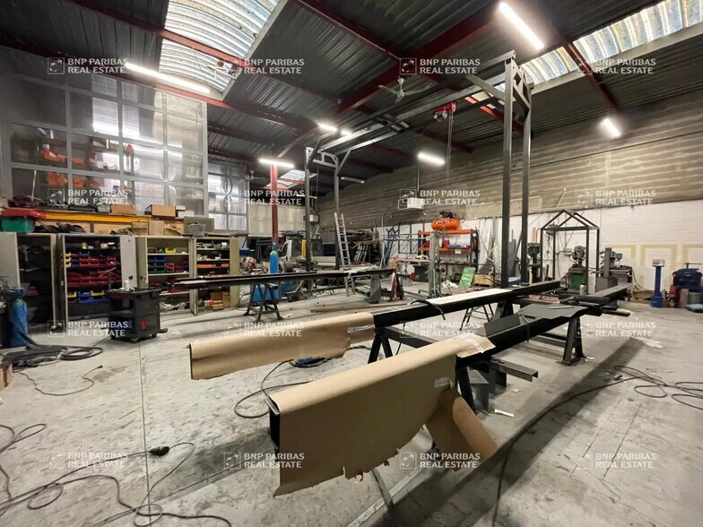 Local d'activités dans Pontault-Combault à vendre - Photo de l’immeuble – Image 2 sur 8