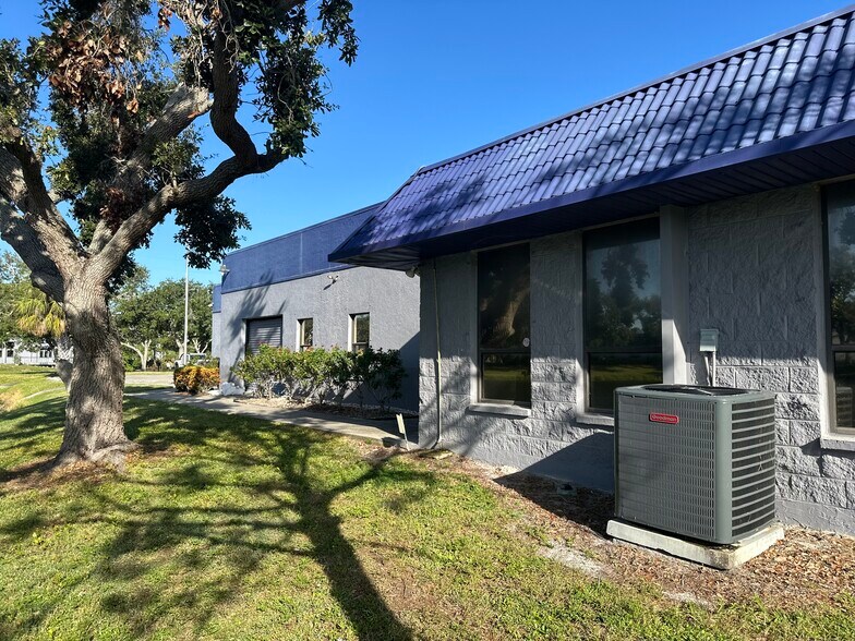 7555 Commerce Ct, Sarasota, FL à louer - Photo de l’immeuble – Image 3 sur 7