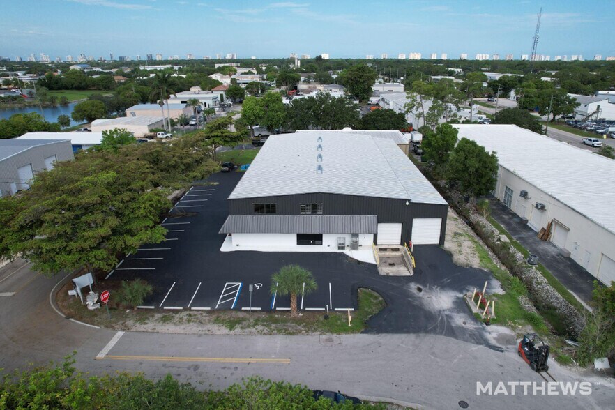 2221 Corporation Blvd, Naples, FL à louer - Photo de l’immeuble – Image 2 sur 3