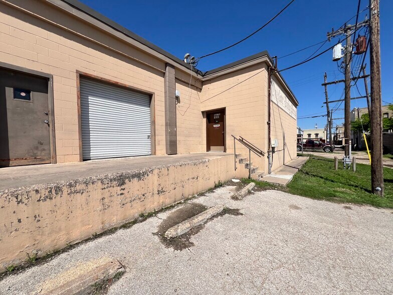 211 W 3rd St, Taylor, TX à louer - Photo de l’immeuble – Image 1 sur 11