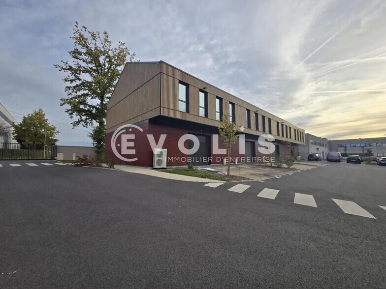 Local d'activités dans Marcoussis à vendre - Photo de l’immeuble – Image 2 sur 10