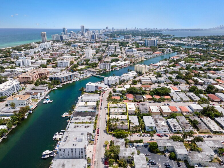 8216 Crespi Blvd, Miami Beach, FL à vendre - Photo de l’immeuble – Image 1 sur 35