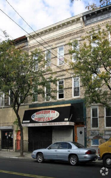 603 Seneca Ave, Flushing, NY à vendre - Photo principale – Image 1 sur 2