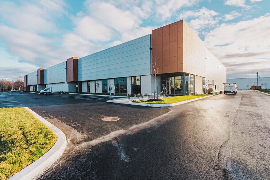 5800 St Ontario E, Montréal, QC à louer - Photo de l’immeuble – Image 2 sur 5