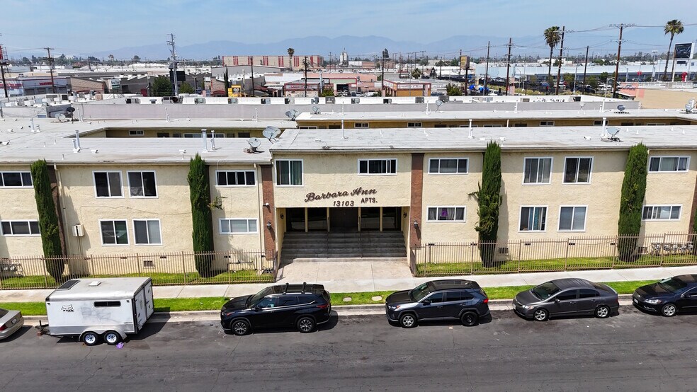 13103 Barbara Ann St, North Hollywood, CA à vendre - Photo de l’immeuble – Image 2 sur 13