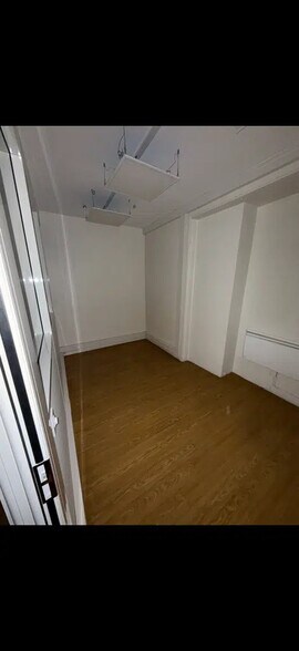 Local commercial dans Paris à louer - Photo de l’immeuble – Image 2 sur 8