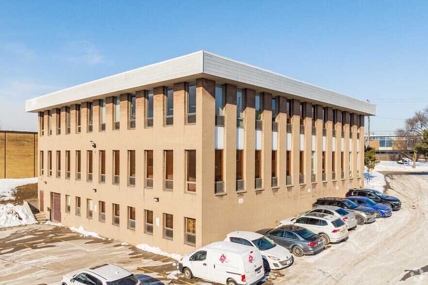 111 Railside Rd, Toronto, ON à vendre - Photo de l’immeuble – Image 1 sur 3