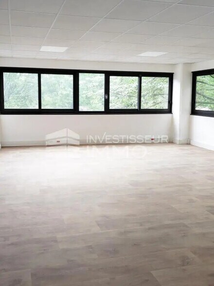 Bureau dans Boissy-Saint-Léger à louer - Photo de l’immeuble – Image 2 sur 12