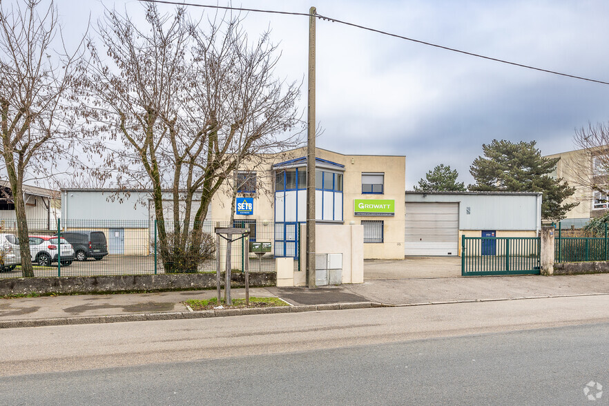 Local d’activités dans Vaulx-en-Velin à louer - Photo principale – Image 1 sur 2
