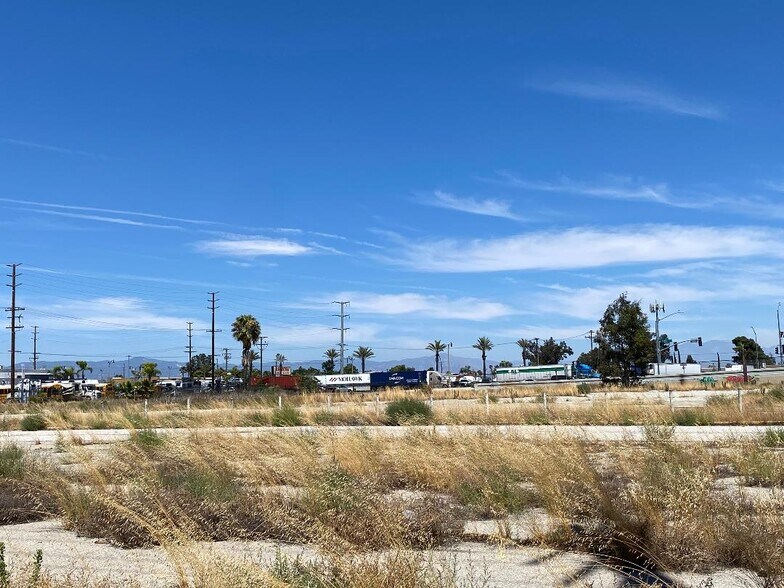 10238 Cherry Ave, Fontana, CA à vendre - Photo de l’immeuble – Image 3 sur 6