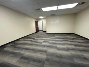 701 Lee St, Des Plaines, IL à louer Photo de l’immeuble– Image 2 sur 7