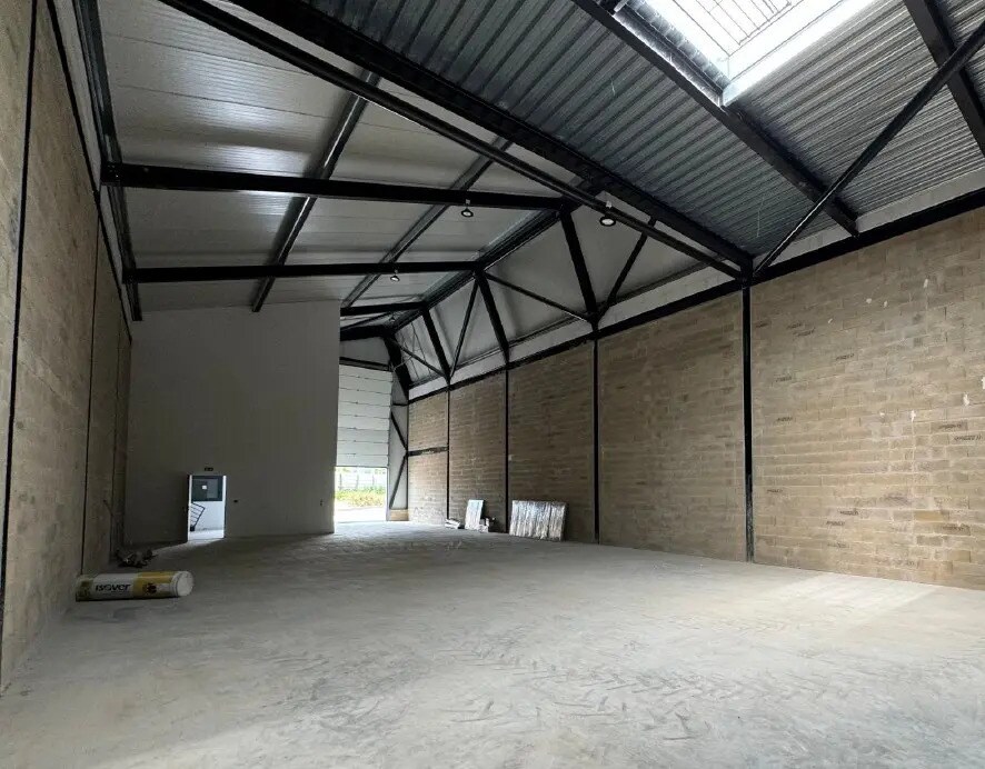 Local d'activités dans Hérouville-en-Vexin à vendre Photo de l’immeuble– Image 1 sur 11