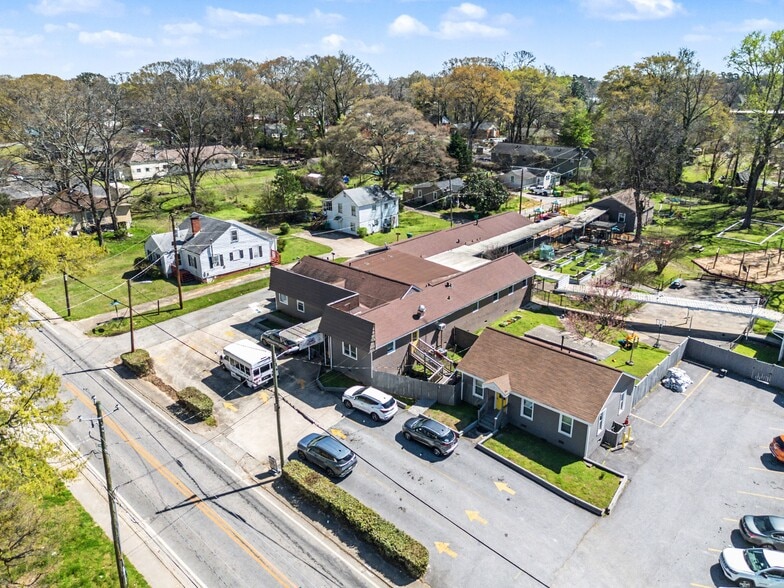 993 Forest Ave, Forest Park, GA à louer - Photo principale – Image 1 sur 32
