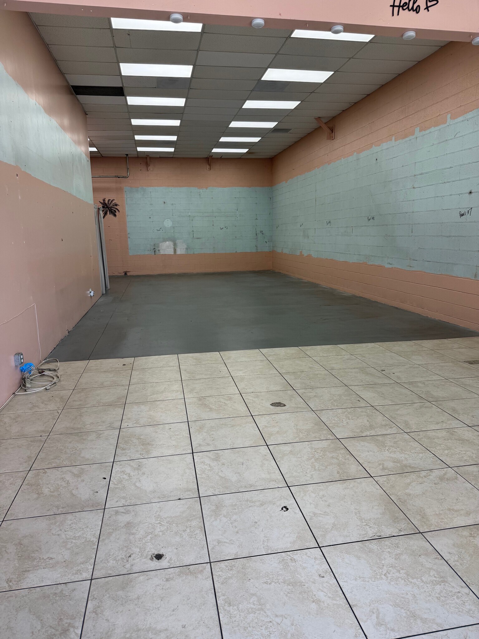 310-326 N Azusa Ave, Covina, CA à louer Photo intérieure– Image 1 sur 4