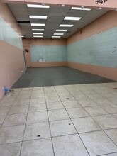 310-326 N Azusa Ave, Covina, CA à louer Photo intérieure– Image 1 sur 4