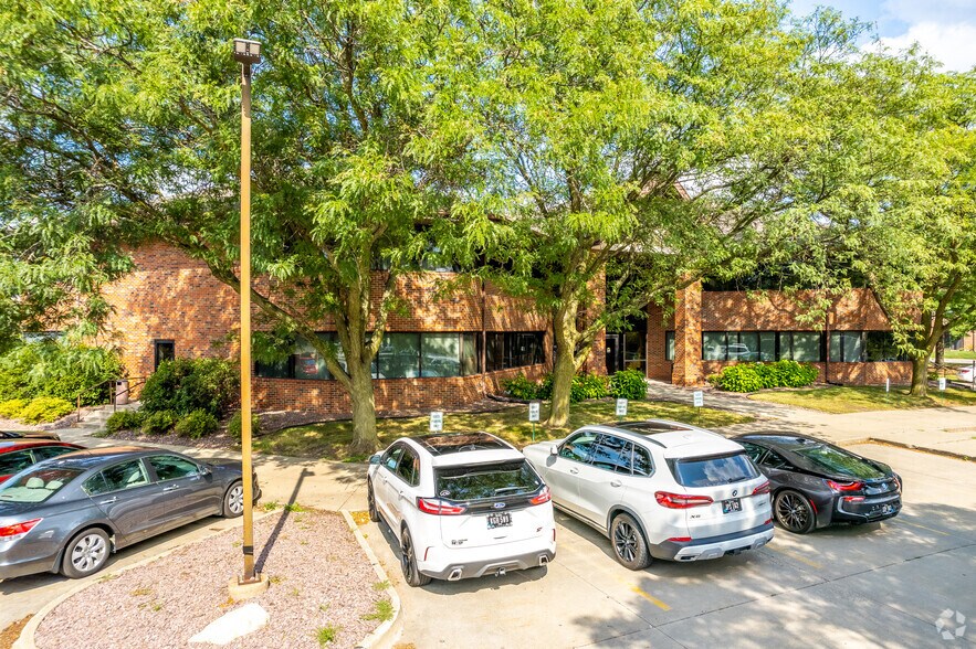 4949 Pleasant St, West Des Moines, IA à louer - Photo de l’immeuble – Image 2 sur 4