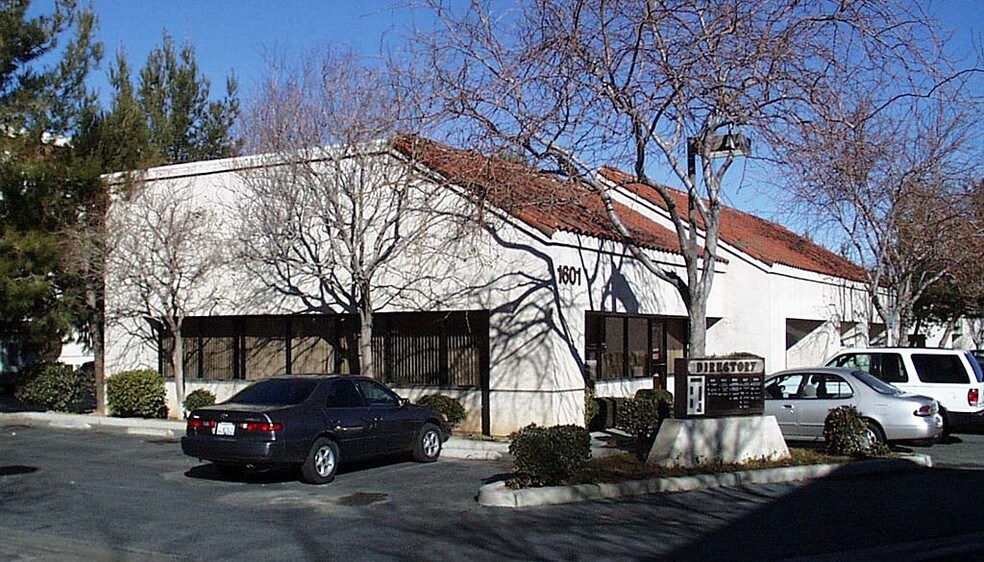 1601 E Palmdale Blvd, Palmdale, CA à vendre - Photo de l’immeuble – Image 2 sur 8