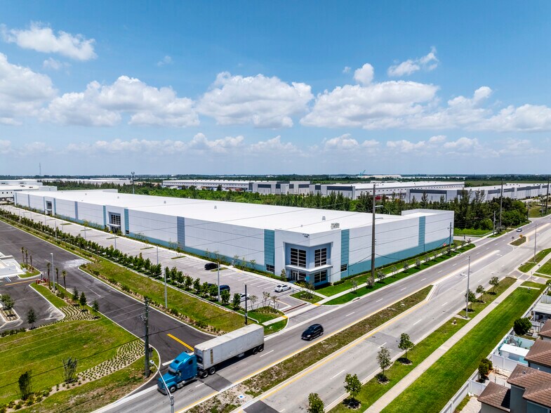 11250 W 36th Ave, Hialeah, FL à louer - Photo de l’immeuble – Image 2 sur 6