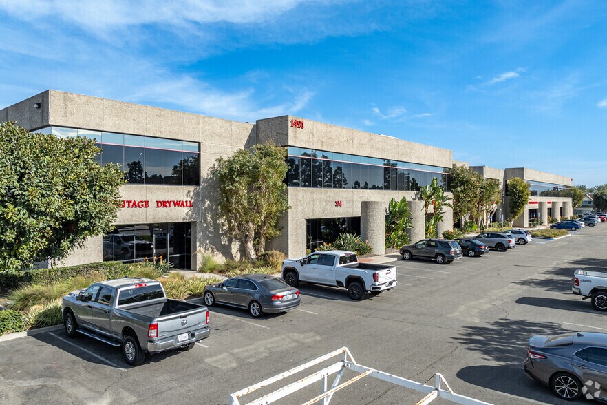 Pacific Tustin Commercenter portefeuille de 3 biens à vendre sur LoopNet.fr - Photo principale – Image 1 sur 8