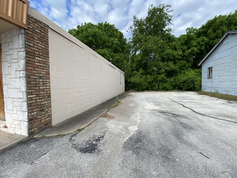 813-817 N Grand Ave, Gainesville, TX à louer - Photo de l’immeuble – Image 3 sur 11