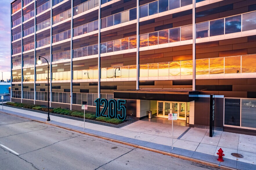 1205 S 70th St, West Allis, WI à louer - Photo de l’immeuble – Image 3 sur 11