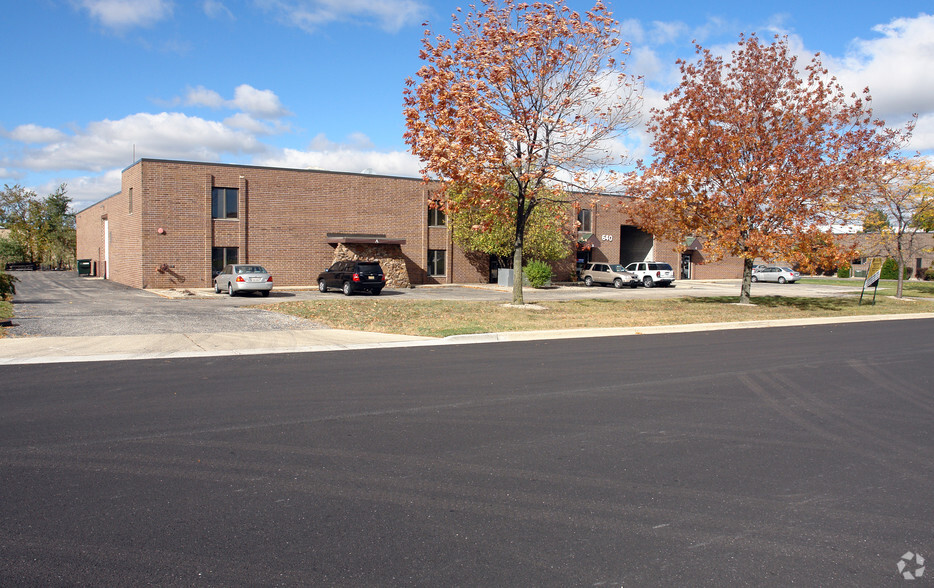 640 Pond Dr, Wood Dale, IL à louer - Photo de l’immeuble – Image 2 sur 8
