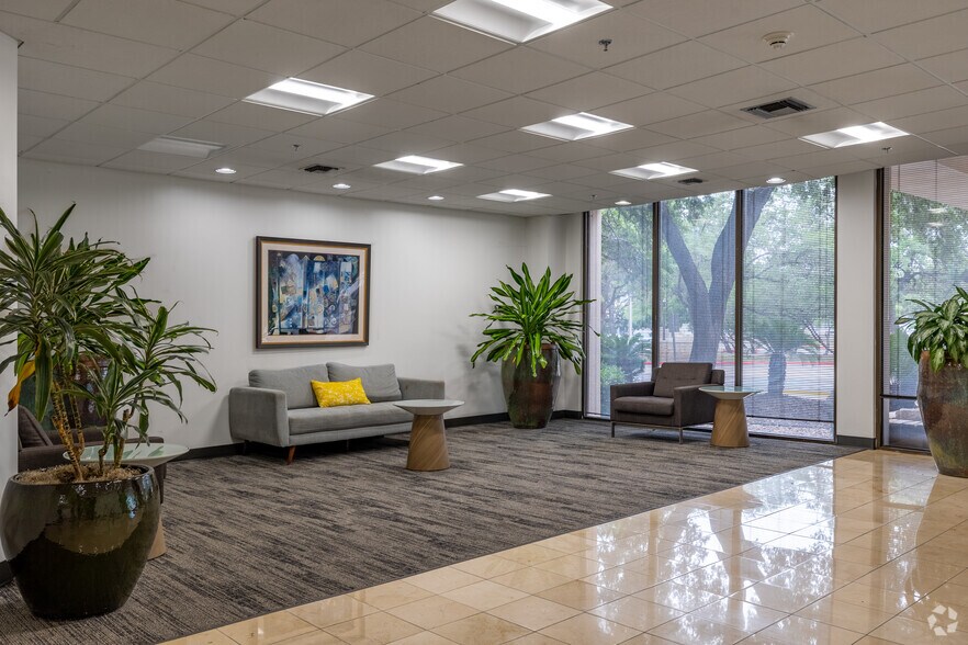 8700 Tesoro Dr, San Antonio, TX à louer - Hall d’entrée – Image 2 sur 42