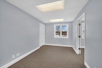 3S340 Rockwell St, Warrenville, IL à louer Photo intérieure– Image 2 sur 9