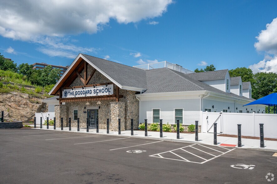 801 Bridgeport Ave, Shelton, CT à vendre - Photo principale – Image 1 sur 3