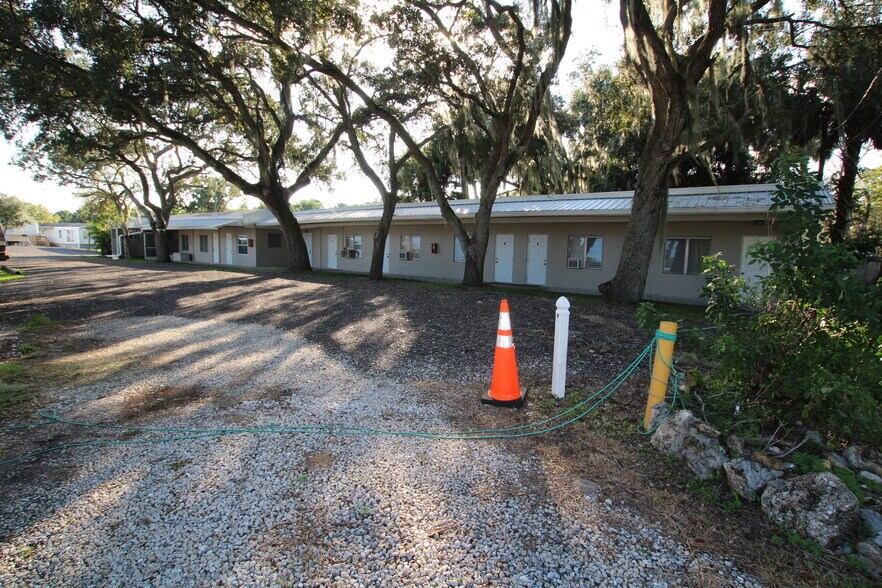 1069 Marina Ln, Moore Haven, FL à vendre - Photo de l’immeuble – Image 2 sur 10