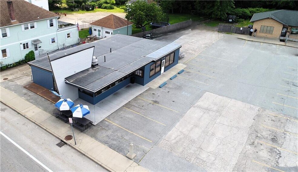 923 Main St, West Warwick, RI à vendre - Photo de l’immeuble – Image 2 sur 24