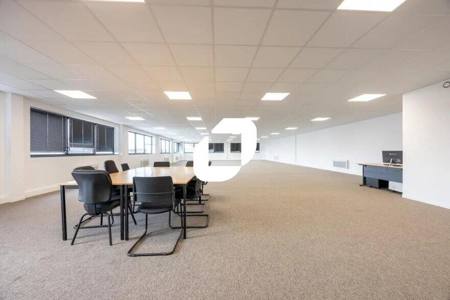 Bureau dans Chanteloup-en-Brie à louer - Photo de l’immeuble – Image 3 sur 7