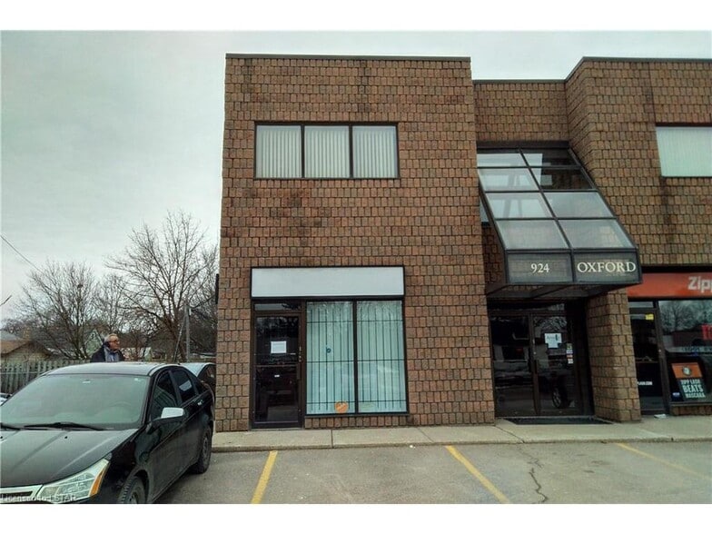 924 Oxford St E, London, ON à louer - Photo de l’immeuble – Image 2 sur 2