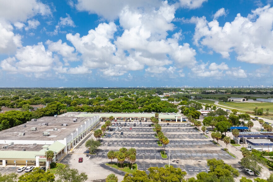 7841-7899 Pines Blvd, Pembroke Pines, FL à louer - Photo de l’immeuble – Image 2 sur 14