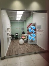 7181 Yonge St, Markham, ON à louer Photo intérieure– Image 1 sur 3