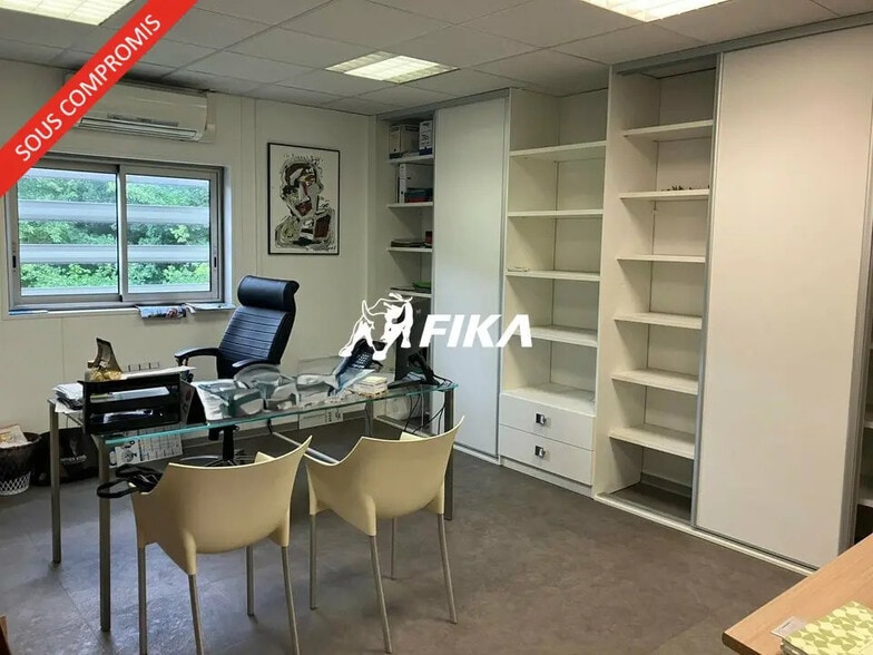 Local d'activités dans Saint-Jean à vendre - Photo de l’immeuble – Image 3 sur 7