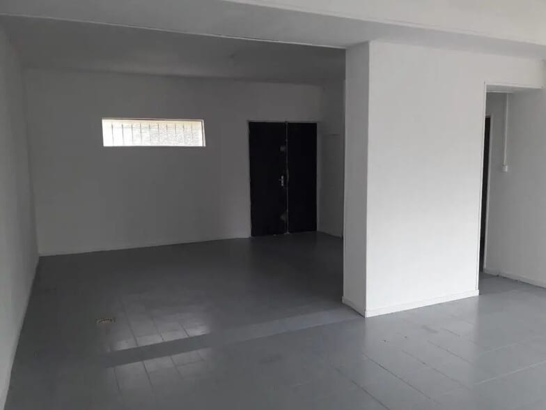 Local commercial dans Petit-Couronne à louer - Photo de l’immeuble – Image 3 sur 10