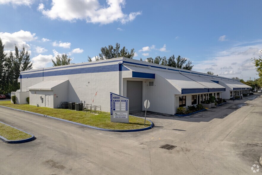 4800 SW 51st St, Davie, FL à louer - Photo de l’immeuble – Image 3 sur 10