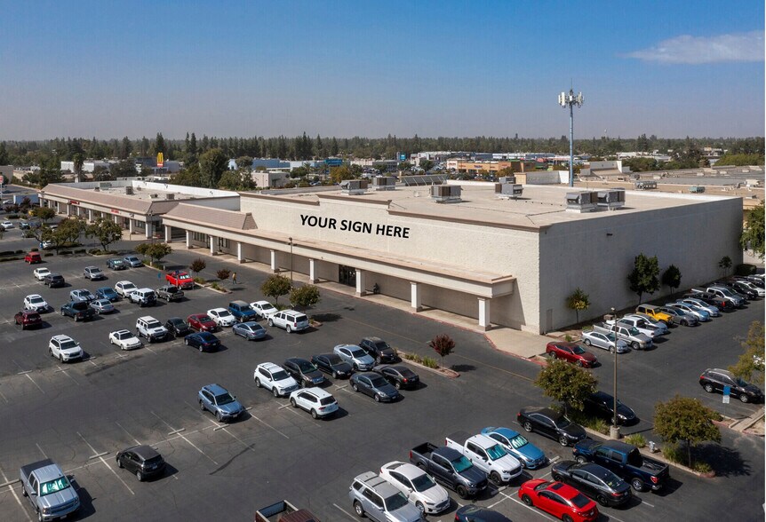 5646 N Blackstone Ave, Fresno, CA à louer - Photo de l’immeuble – Image 1 sur 9