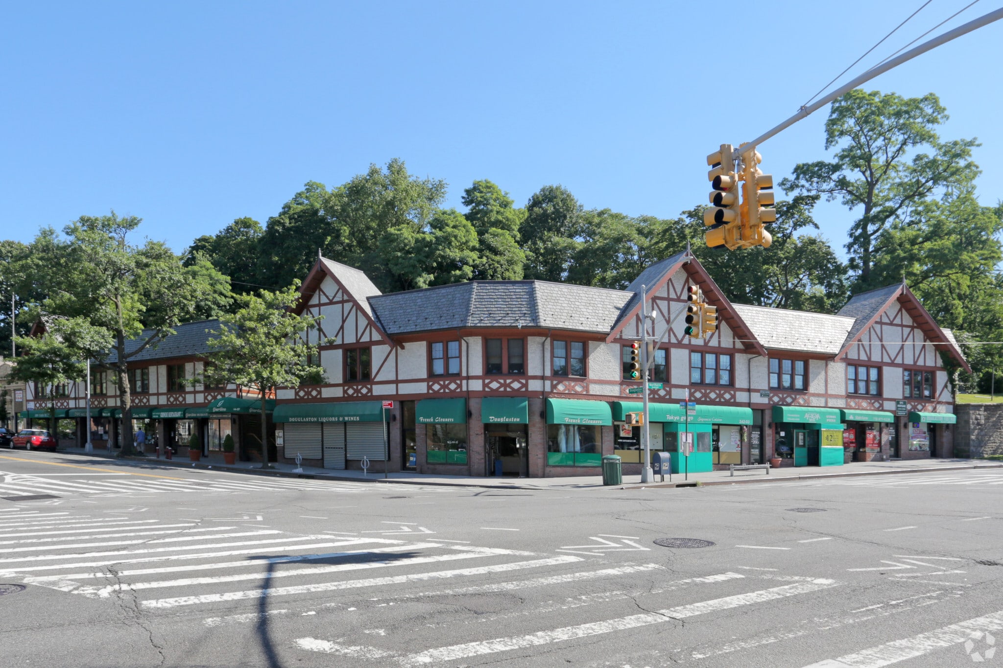 44-29-44-41 Douglaston Pky, Little Neck, NY à louer Photo principale– Image 1 sur 10