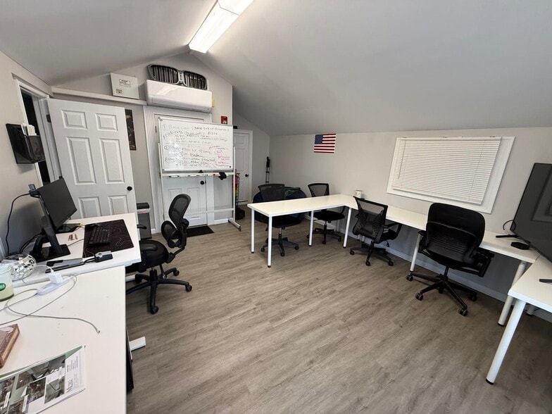 218 Ronkonkoma Ave, Ronkonkoma, NY à vendre - Photo de l’immeuble – Image 3 sur 16