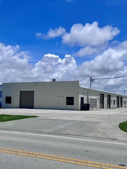 6026 Taylor Rd, Naples, FL à louer - Photo de l’immeuble – Image 1 sur 5