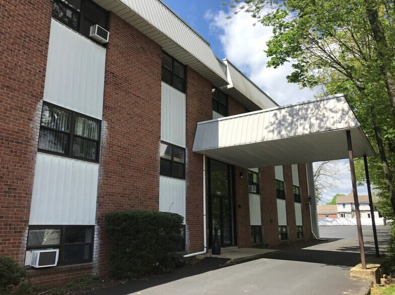 71 W Main St, Freehold, NJ à louer - Photo de l’immeuble – Image 3 sur 10