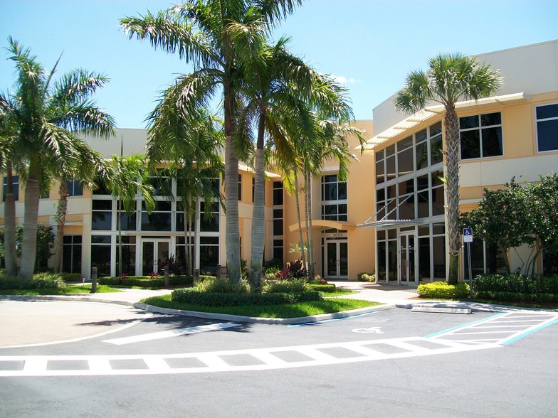 2005 Vista Pky, West Palm Beach, FL à louer - Photo de l’immeuble – Image 1 sur 6