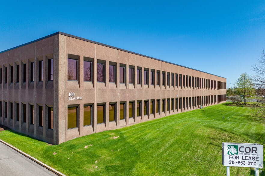 100 Elwood Davis Rd, Syracuse, NY à louer - Photo principale – Image 1 sur 5