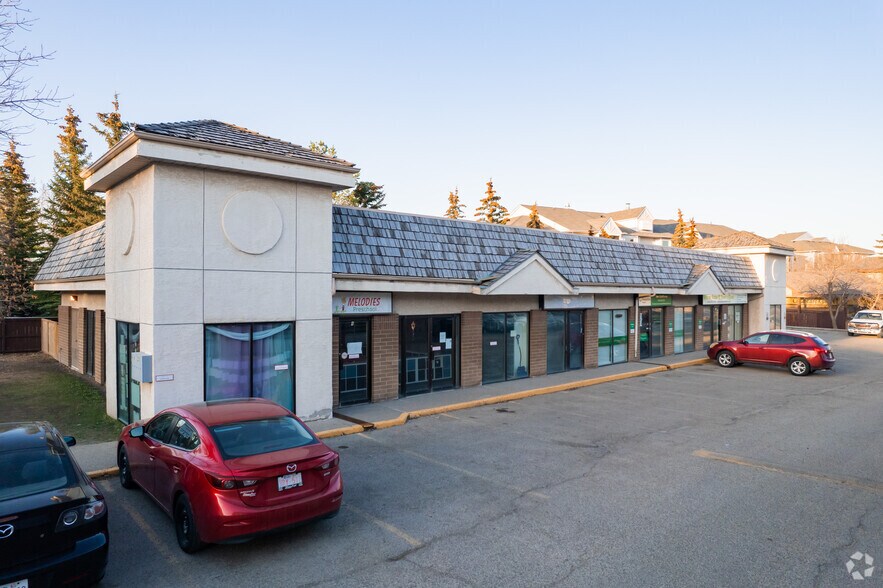 217 Hawksbrow Dr NW, Calgary, AB à vendre - Photo principale – Image 1 sur 9