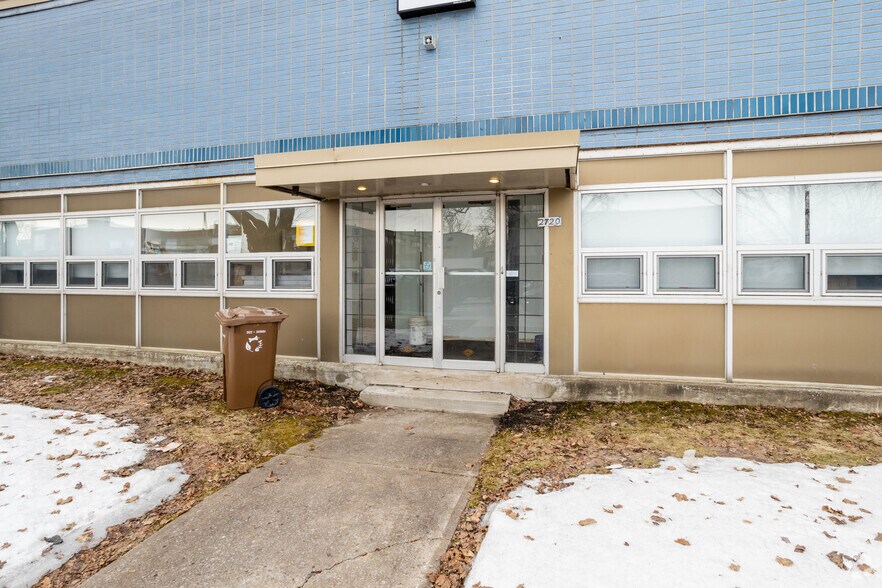 2720 Rue Duchesneau, Montréal, QC à louer - Photo de l’immeuble – Image 3 sur 5